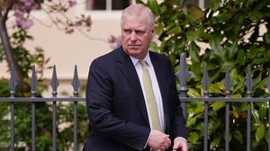 Andrew Mountbatten-Windsor, hermano del rey Carlos III, fue liberado bajo investigación tras su arresto por presunta mala conducta en un cargo público,