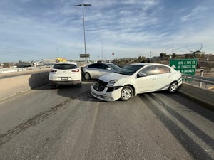 Se queda sin gasolina y provoca choque múltiple.  Una mañana caótica se vivió este jueves sobre el puente vehicular de la avenida Industrial, luego