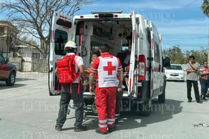 Socorristas de Cruz Roja le brindaron los primeros auxilios al lesionado.  Un joven motociclista resultó con diversas lesiones luego de ser impactado