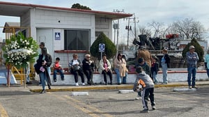 En las instalaciones que albergaron la mina Ocho, de Grupo México, celebraron una misa en honor a los 65 trabajadores que perdieron la vida.  Entre dolor,