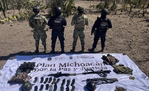 Tras un ataque armado en Arteaga, Michoacán, la Semar aseguró armas, cartuchos, vehículos y droga durante recorridos de vigilancia terrestre en Toluquilla.