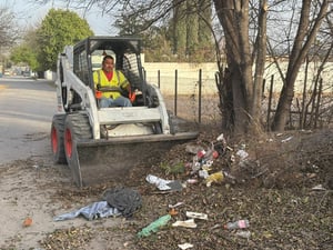 El Gobierno Municipal de Múzquiz realizó trabajos de deshierbe y limpieza en tres colonias, tras recibir reportes ciudadanos por acumulación de maleza