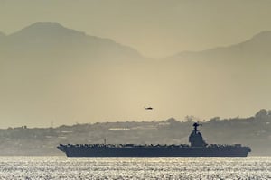 El portaviones USS Gerald R. Ford ingresó al Mediterráneo mientras Estados Unidos refuerza su presencia militar en Portugal ante tensiones con Irán.