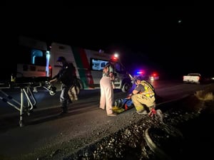El fuerte accidente generó una movilización en el Ejido San Isidro.  Un motociclista terminó con lesiones de consideración luego de verse involucrado