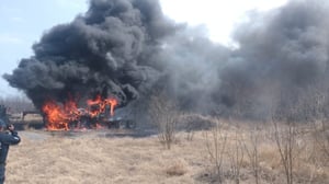 Piedras Negras, Coahuila.- Un tráiler fue consumido en su totalidad por un incendio cuando se encontraba estático en un predio cercano al conocido Laguito