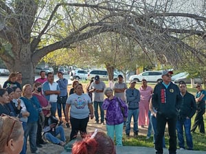 Organización rechaza condiciones; apoyará a vecinos si deciden instalar mercado sabatino local.  La Unión de Comercio Ambulante (UCA), encabezada por Rogelio