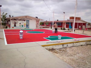 La construcción de una techumbre y espacios deportivos en una escuela de la colonia Villas del Carmen registra avances significativos, como parte