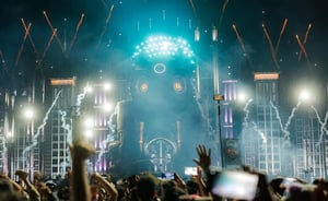Durante horas, el tercer y último día del EDC fue un desfile interminable: disfraces, outfits temáticos y atuendos escandalosos iban y venían por todo