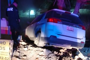 El adolescente conducía presuntamente ebrio y a alta velocidad.  Un adolescente de 17 años provocó un fuerte accidente vial al impactar la camioneta de su mamá