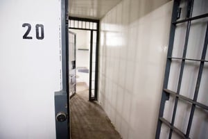 Un motín en el penal de Ixtapa, Puerto Vallarta, dejó 23 reos fugados y un custodio muerto, en medio de la violencia tras la muerte de “El Mencho”.
