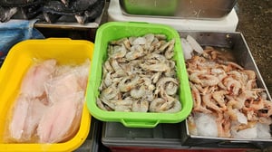 Con motivo de la temporada de Cuaresma, autoridades de salud intensificaron la supervisión en establecimientos dedicados a la venta y preparación de pescados