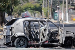 La Embajada de Estados Unidos actualizó su alerta de seguridad tras operativos en Jalisco y reportó afectaciones en vuelos hacia Puerto Vallarta.  La Embajada