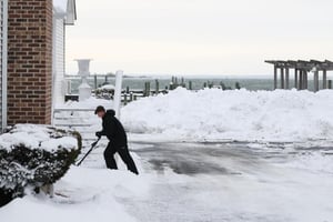 Una intensa tormenta de nieve afecta a más de 40 millones en el noreste de Estados Unidos, con emergencias estatales, vuelos cancelados y apagones masivos.