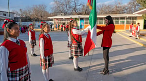 En conmemoración del Día de la Bandera, autoridades municipales realizaron una jornada de entrega de banderas en distintos planteles educativos de Piedras