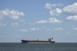 El Pentágono interceptó el buque Bertha en el océano Índico, acusado de evadir sanciones sobre crudo hacia Venezuela y Cuba durante la Operación Lanza del Sur.