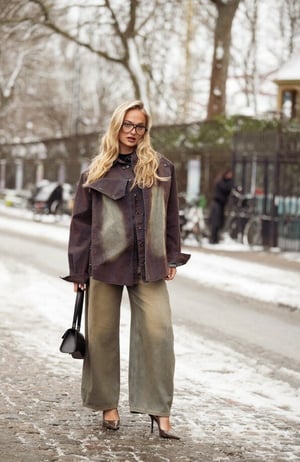 Los jeans de color beige se consolidan como una de las piezas clave de la temporada Primavera-Verano 2026, posicionándose como una alternativa sofisticada