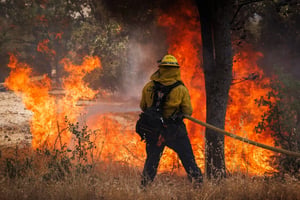 Un incendio forestal en los Everglades de Florida, potenciado por sequía extrema, ya supera 10 mil hectáreas, generando alertas por humo y escasez de agua.