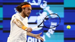    La primera ronda del Dubái Open 2026 dejó una de las sorpresas más grandes del torneo. El griego Stéfanos Tsitsipás, vigente campeón, fue eliminado