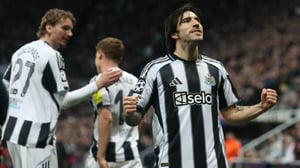    El Newcastle United confirmó su boleto a los octavos de final de la Champions League con una victoria por 3-2 sobre el Qarabag, en un partido lleno
