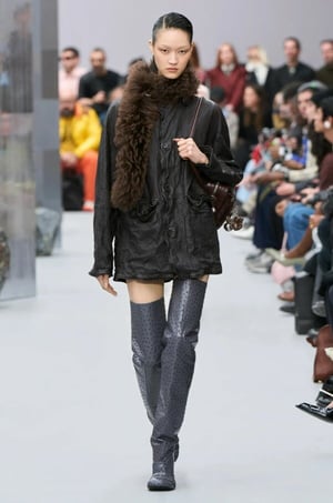 La moda continúa mirando al pasado para construir el presente, y de cara a la primavera 2026, los años noventa se consolidan como una de las referencias