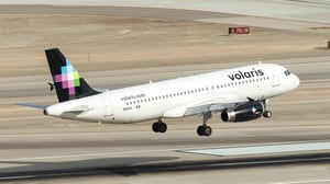 Volaris cerró 2025 con pérdida neta de 104 millones de dólares, pero logró utilidades en el último trimestre y proyecta crecimiento para 2026.  La aerolínea