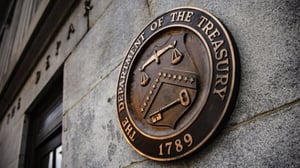 Estados Unidos impuso sanciones a más de 30 personas, buques y entidades vinculadas a Irán, acusadas de facilitar ventas ilícitas de petróleo, misiles y armas.