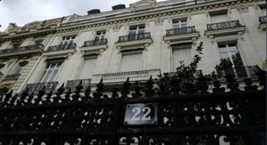 Fotografías inéditas muestran el interior del departamento parisino de Jeffrey Epstein, donde se sospecha que podrían haberse cometido abusos sexuales y trata