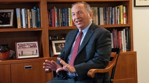 Larry Summers, exsecretario del Tesoro de EE. UU., renuncia a su puesto en Harvard tras revelarse sus vínculos con el financiero Jeffrey Epstein.