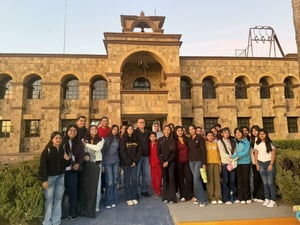 Alumnas de primaria y secundaria de Múzquiz viajaron a Saltillo para competir en el Concurso Estatal de Escoltas con respaldo del gobierno municipal.  Escoltas