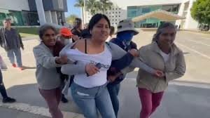 Habitantes de San Agustín Amatengo, Oaxaca, retuvieron a su alcaldesa Italivy Juárez tras el rechazo de su revocación de mandato por denuncias de corrupción.
