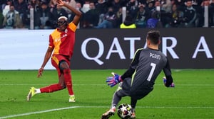    Juventus logró igualar la serie ante Galatasaray en un partido para el infarto, pero el desgaste físico y la expulsión de Kelly en el segundo tiempo