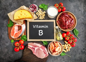 La vitamina B12, conocida también como cobalamina, es un micronutriente indispensable para el organismo.  De acuerdo con MedlinePlus, desempeña funciones
