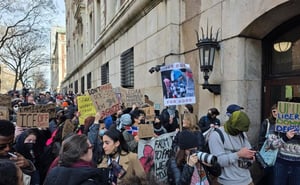 Alumnos de Columbia University protestan tras detención de la estudiante Ellie Aghayeva por agentes del ICE dentro de su dormitorio en Nueva York este jueves.