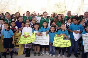 El Gobierno de Coahuila, mediante Mejora Coahuila, inauguró techumbres en escuelas y una cancha deportiva, beneficiando a estudiantes y familias de la Región