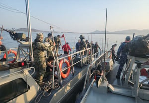 Elementos de la Marina detuvieron a ocho personas tras una persecución en Puerto Vallarta; aseguraron armas, cartuchos y una presunta casa de seguridad.