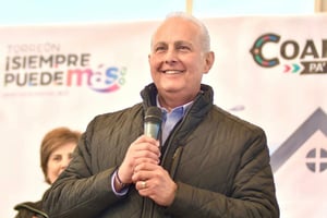 Con una inversión de 1.7 millones de pesos, esta mañana Román Alberto Cepeda González entregó una techumbre a habitantes de Ex Hacienda La Perla, durante