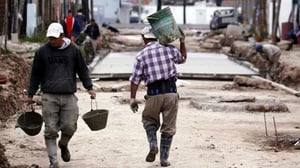La pobreza laboral en México disminuyó al 32.3% al cierre de 2025, el nivel más bajo en dos décadas, reflejo del incremento salarial sostenido.  Al cierre