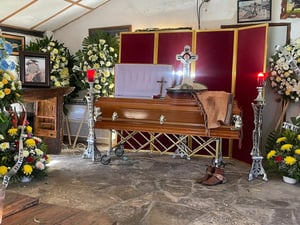 El exalcalde de Sabinas, Cuauhtémoc Rodríguez Villarreal, fue despedido este 27 de febrero en el Rancho Tres Potrancas, donde familiares y ciudadanos