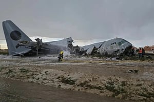 Un avión militar de carga se accidentó en El Alto, Bolivia, durante el aterrizaje; autoridades confirmaron el hecho y reportan heridos no cuantificados
