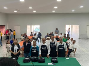 El alcalde de San Juan de Sabinas presidió un festejo por el Día del Empacador para reconocer a 65 trabajadores de supermercados por su dedicación y servicio