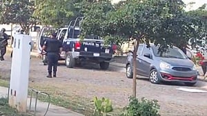 Un ataque armado contra elementos estatales dejó un policía muerto y una oficial herida en Coquimatlán, además de un vehículo incendiado durante operativos
