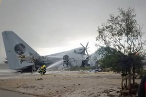Un avión militar que transportaba dinero se salió de la pista en El Alto, impactó vehículos en carretera y dejó al menos 15 personas fallecidas.  Un avión