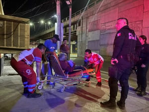 Sufre fuerte golpe en la cabeza durante la madrugada.  Un hombre de 67 años fue trasladado de urgencia a un hospital luego de sufrir una caída que le provocó