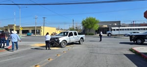 El accidente movilizó a la policía y cuerpos de rescate.  Una maniobra indebida provocó un fuerte accidente la mañana de este sábado en Monclova, dejando como