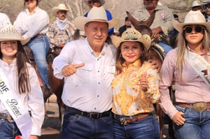 El alcalde Óscar Ríos Ramírez encabezó la cabalgata del ejido Santa María, evento que reunió a familias y productores en una jornada de tradición, concursos