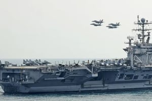 Irán aseguró haber atacado con misiles al portaaviones USS Abraham Lincoln en el Golfo; el Pentágono negó impactos y afirmó que el buque sigue operativo.
