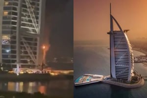 El Burj Al Arab, uno de los hoteles más lujosos y emblemáticos de Dubái, sufrió daños menores tras la caída de restos de un dron iraní.  El hotel Burj Al Arab,