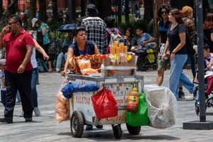 La informalidad laboral en México supera el 54% en 2026 y expertos advierten que el mercado enfrenta una fase de debilidad estructural.  El mercado laboral