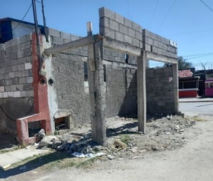 La ampliación frontal de la vivienda presenta un avance considerable y la estructura se extiende hacia la banqueta.  Vecinos de la colonia Praderas Tercer