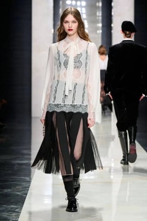 Zapatos Oxford simbolizan elegancia femenina, fusionando clasicismo y modernidad en Otoño-Invierno 2026.  La colección Otoño-Invierno 2026 de Dolce &